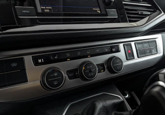 Подержанный автомобиль Volkswagen Multivan 2021 года (25 фото)