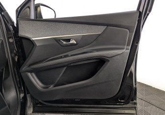 Подержанный автомобиль Peugeot 3008 2018 года (24 фото)