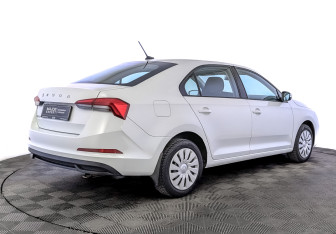Подержанный автомобиль Skoda Rapid Liftback 2021 года (5 фото)