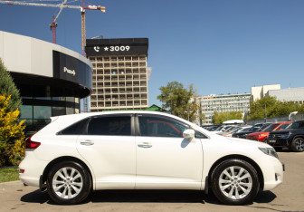 Подержанный автомобиль Toyota Venza 2013 года (3 фото)
