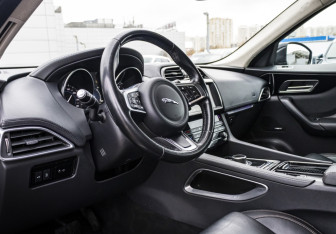 Подержанный автомобиль Jaguar F-Pace 2020 года (14 фото)