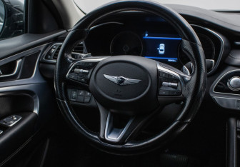 Подержанный автомобиль Genesis G70 2018 года (15 фото)