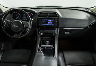 Подержанный автомобиль Jaguar F-Pace 2017 года (12 фото)