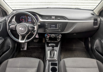 Подержанный автомобиль Kia Rio Hatchback 2021 года (14 фото)