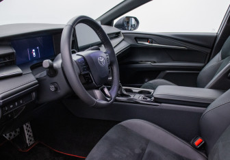 Подержанный автомобиль Toyota Camry Sedan 2025 года (10 фото)