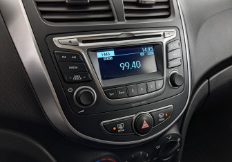 Подержанный автомобиль Hyundai Solaris Hatchback 2015 года (21 фото)