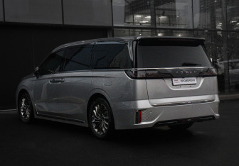 Подержанный автомобиль Voyah Dream 2023 года (7 фото)