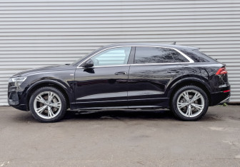 Подержанный автомобиль Audi Q8 2019 года (8 фото)
