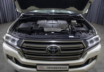 Подержанный автомобиль Toyota Land Cruiser Suv 2020 года (9 фото)