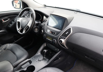 Подержанный автомобиль Hyundai ix35 2010 года (10 фото)