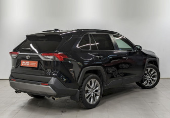 Подержанный автомобиль Toyota RAV4 2021 года (5 фото)