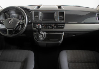 Подержанный автомобиль Volkswagen Multivan 2017 года (12 фото)