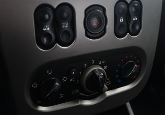 Подержанный автомобиль Renault Logan Sedan 2011 года (13 фото)