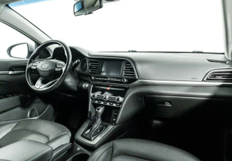 Подержанный автомобиль Hyundai Elantra Sedan 2019 года (9 фото)