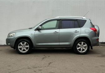 Подержанный автомобиль Toyota RAV4 2008 года (8 фото)