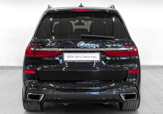 Подержанный автомобиль BMW X7 2021 года (6 фото)