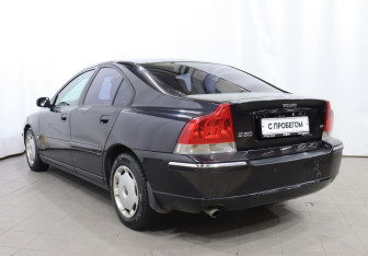 Подержанный автомобиль Volvo S60 2005 года (6 фото)
