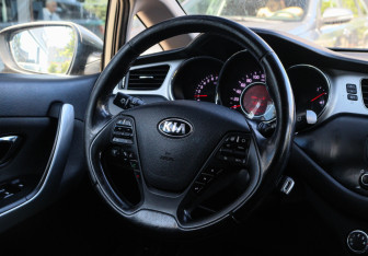 Подержанный автомобиль Kia Ceed Hatchback 2015 года (11 фото)