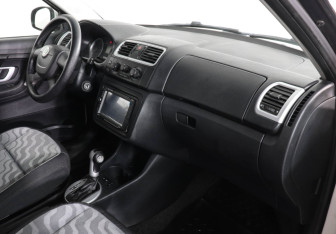 Подержанный автомобиль Skoda Fabia Hatchback 2010 года (10 фото)