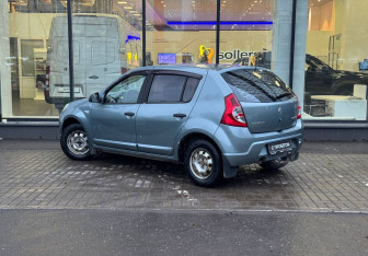 Подержанный автомобиль Renault Sandero 2010 года (6 фото)