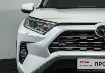 Подержанный автомобиль Toyota RAV4 2021 года (18 фото)