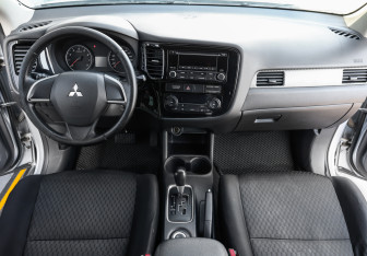 Подержанный автомобиль Mitsubishi Outlander 2013 года (12 фото)