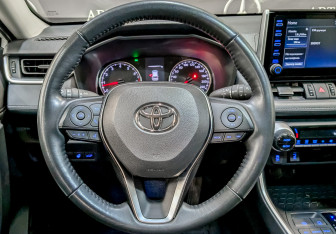 Подержанный автомобиль Toyota RAV4 2021 года (21 фото)