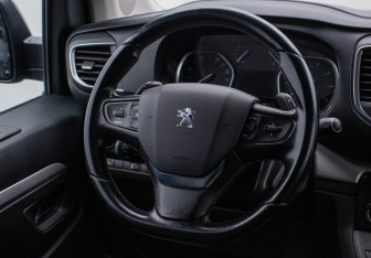 Подержанный автомобиль Peugeot Traveller 2018 года (14 фото)