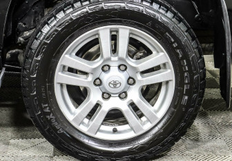 Подержанный автомобиль Toyota Land Cruiser Prado 2013 года (6 фото)
