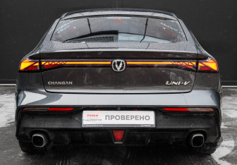 Подержанный автомобиль Changan UNI-V 2023 года (6 фото)