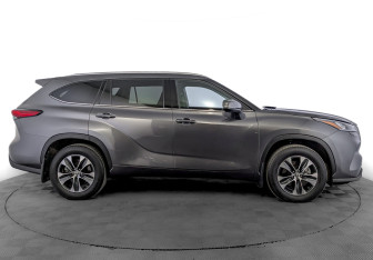Подержанный автомобиль Toyota Highlander 2021 года (4 фото)