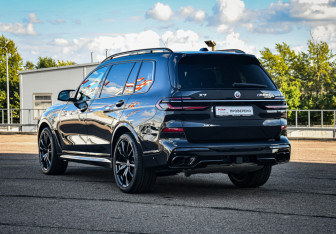 Подержанный автомобиль BMW X7 2022 года (34 фото)