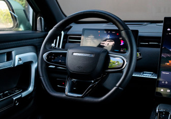 Подержанный автомобиль Jaecoo J7 2024 года (11 фото)