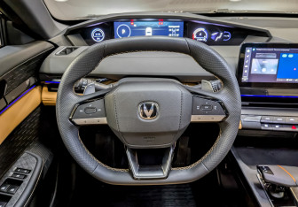 Подержанный автомобиль Changan UNI-V 2023 года (21 фото)