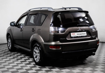 Подержанный автомобиль Mitsubishi Outlander 2010 года (7 фото)