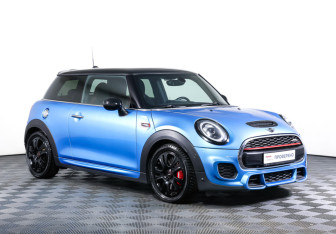 Подержанный автомобиль MINI Hatch 2018 года (3 фото)