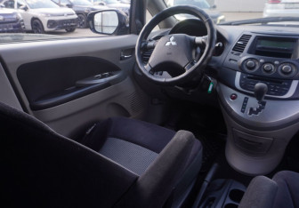 Подержанный автомобиль Mitsubishi Grandis 2007 года (15 фото)