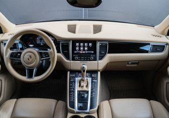 Подержанный автомобиль Porsche Macan 2016 года (10 фото)