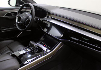 Подержанный автомобиль Audi A8 2018 года (8 фото)