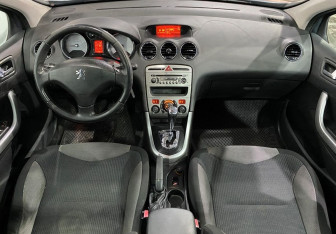 Подержанный автомобиль Peugeot 308 Hatchback 2008 года (10 фото)