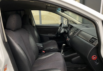 Подержанный автомобиль Nissan Tiida Hatchback 2013 года (20 фото)