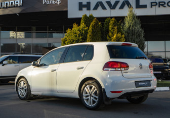 Подержанный автомобиль Volkswagen Golf Hatchback 2012 года (5 фото)