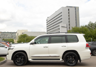 Подержанный автомобиль Toyota Land Cruiser Suv 2021 года (6 фото)