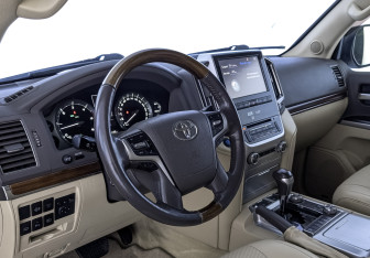 Подержанный автомобиль Toyota Land Cruiser Suv 2016 года (15 фото)