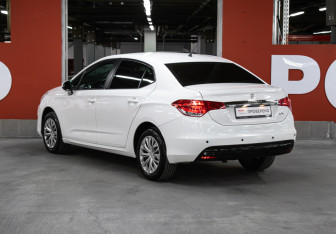 Подержанный автомобиль Citroen C4 Sedan 2014 года (7 фото)