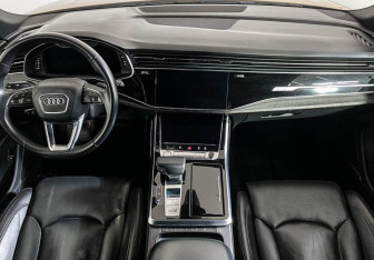 Подержанный автомобиль Audi Q8 2018 года (12 фото)