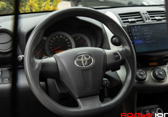 Подержанный автомобиль Toyota RAV4 2011 года (11 фото)