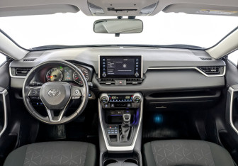 Подержанный автомобиль Toyota RAV4 2020 года (14 фото)