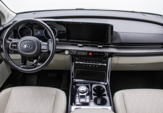 Подержанный автомобиль Kia Carnival 2020 года (11 фото)