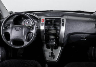 Подержанный автомобиль Hyundai Tucson 2008 года (12 фото)